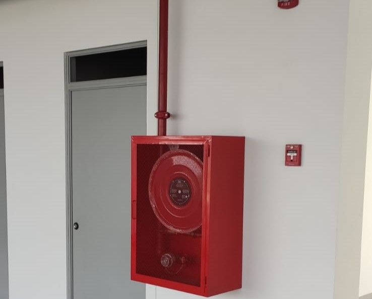 Gabinete de red húmeda en pasillo