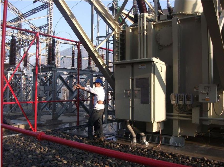 Equipo de Ingetecnologika trabajando en una subestación eléctrica