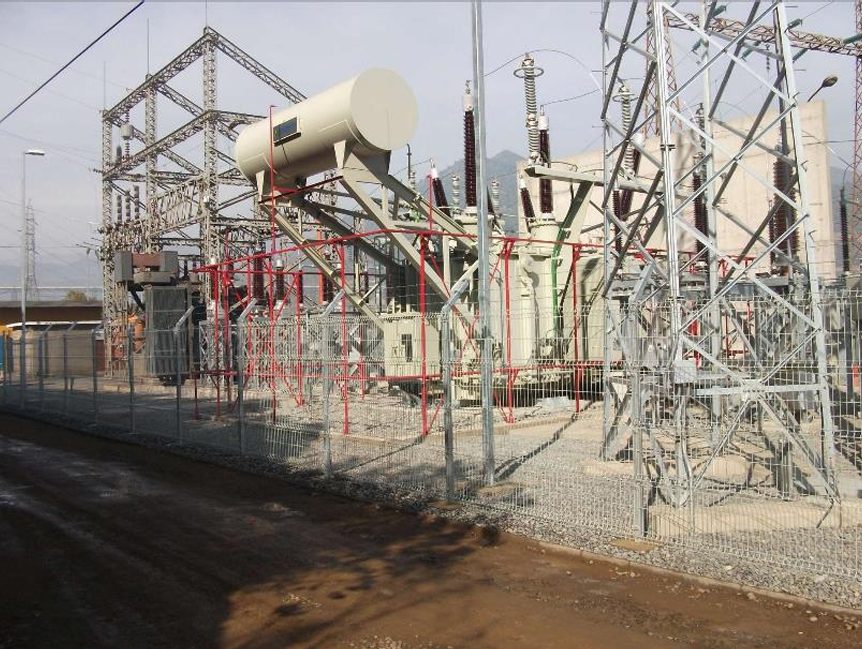 Subestación eléctrica con transformadores protegidos