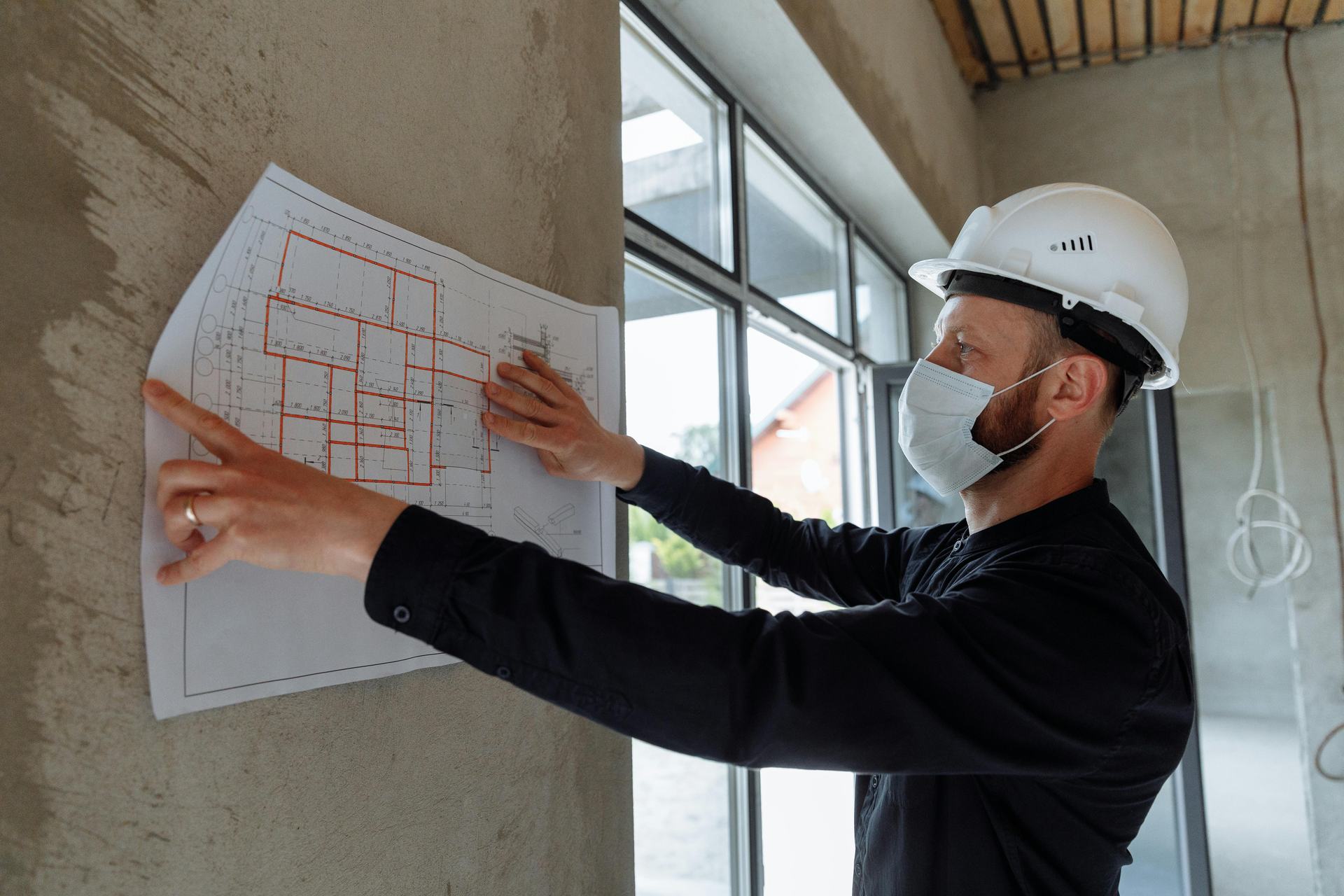 Ingeniero de Ingetecnologika revisando planos en obra