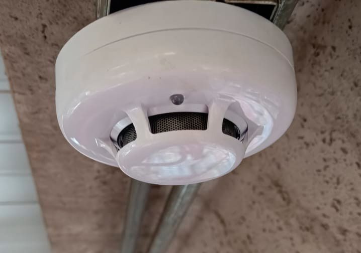Detector de humo instalado en cielo